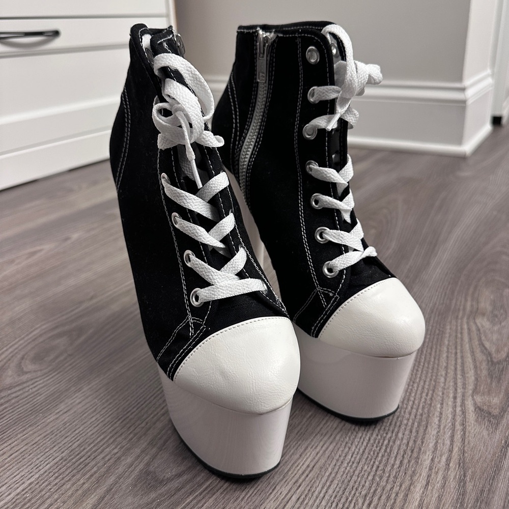 Pleaser Delight Black and White Platform Heels, sz 9